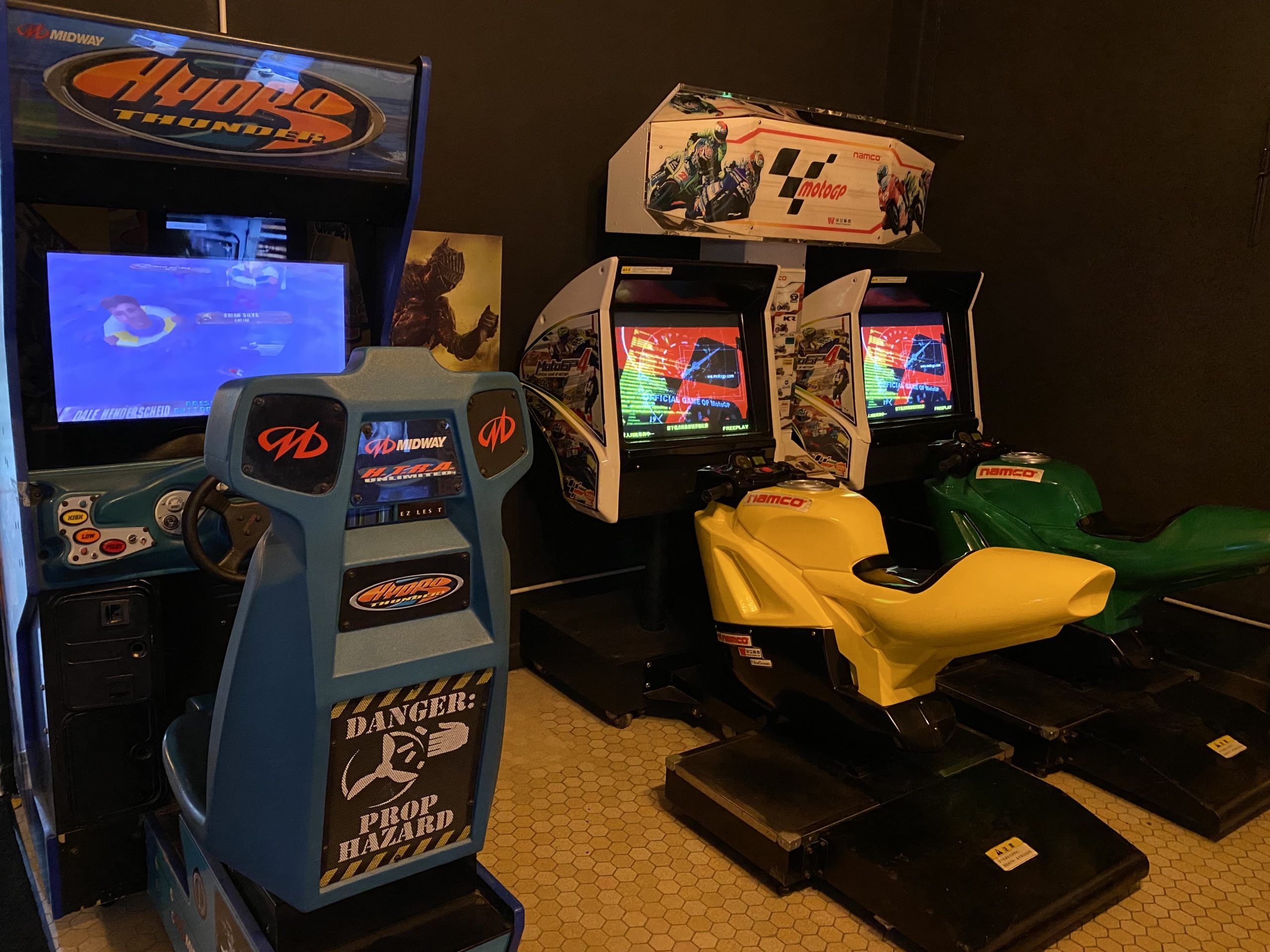 Jogos para arcade: Pump It Up, Pong, Street Fighter II, Guilty Gear XX,  Killer Instinct, Tatsunoko vs. Capcom: Cross Generation of Heroes